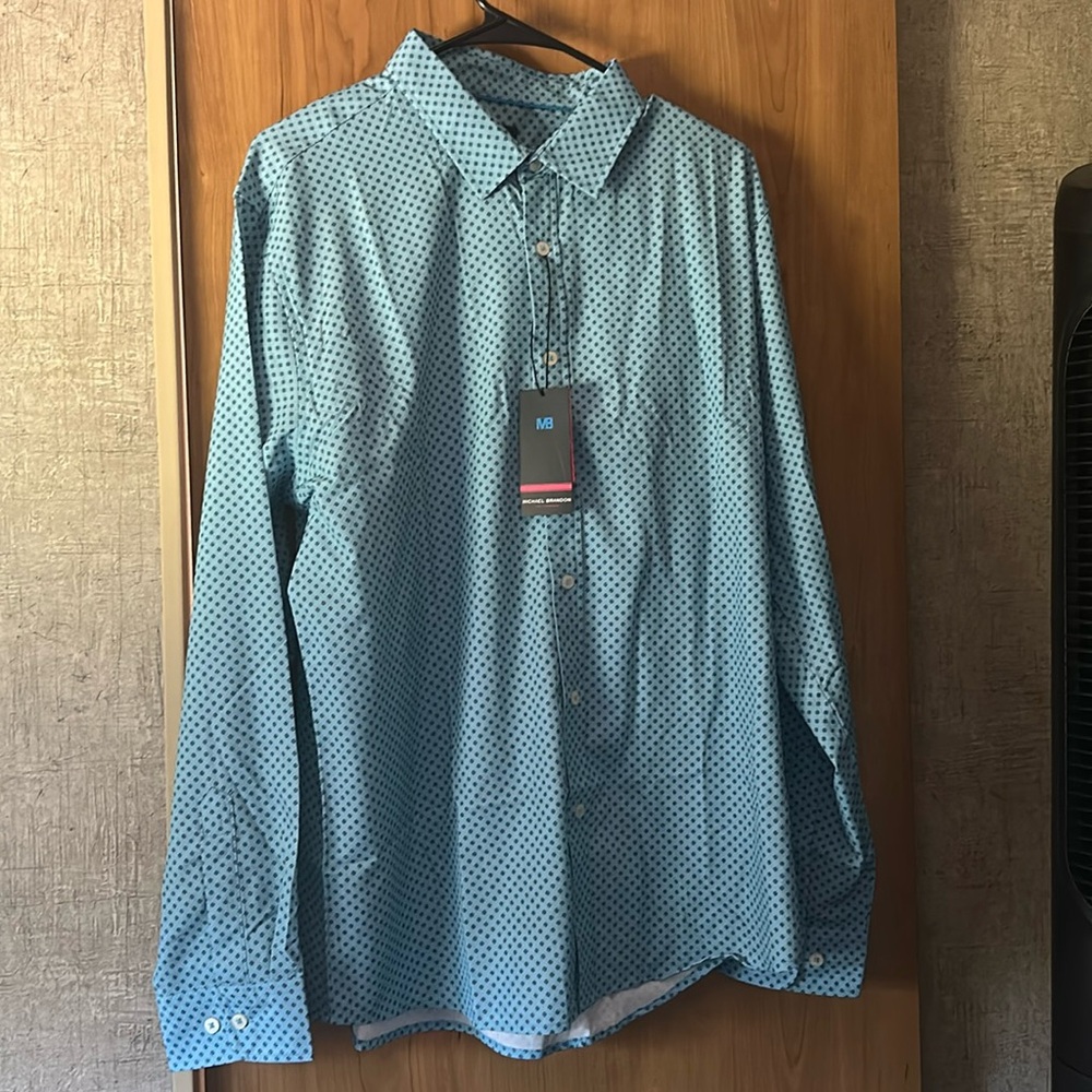 Men’s dress shirt 
Brand new with tags 
Size large stretch